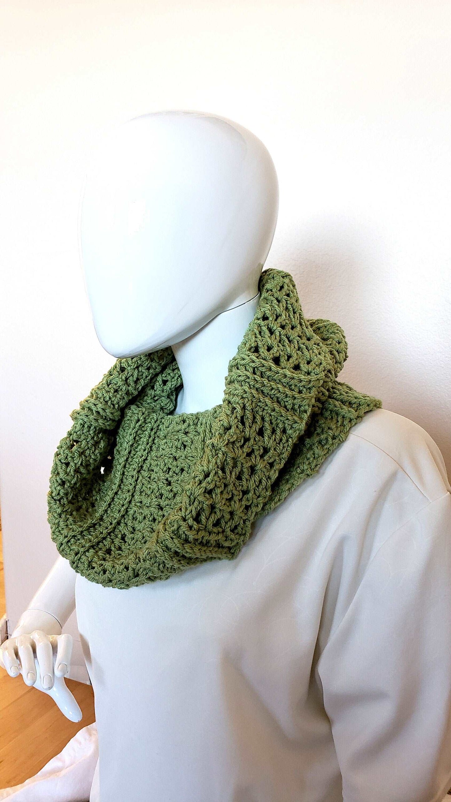 Hand crochet textured cowl