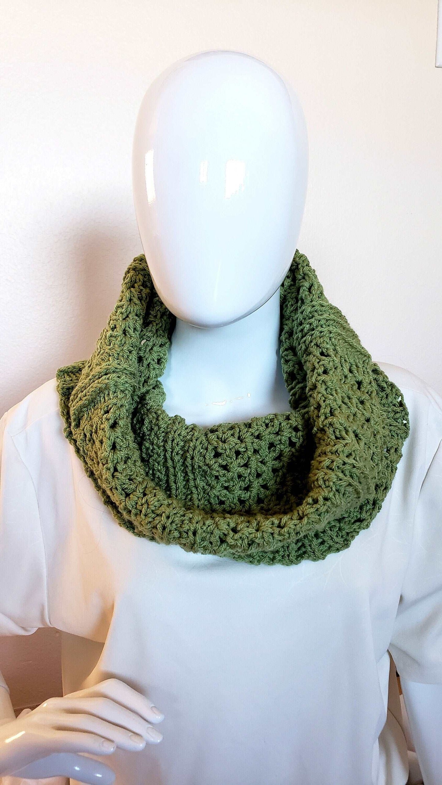 Hand crochet textured cowl